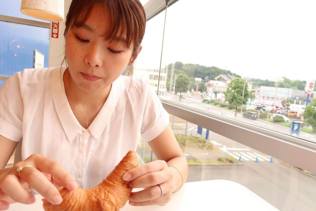 堀田ゆい夏さんのインスタグラム写真 - (堀田ゆい夏Instagram)「. 今日から少しSNS休もうと思ったんですが、 結局また投稿してるよ笑  迷ってる、 ちょっとした事で迷ってるー笑 休むことは迷ってないよ笑 別の事で迷ってる  それを遠くから観察してるもう1人の自分。 あとちょっと見ていよう😁  #何で迷ってるかは、、、言えないかも笑 #写真はいつかのIKEA #クロワッサン美味しかったです🥐 #最後の写真は記憶にございませんw #自分観察#自分を知る#宇宙の法則 #世界は愛で溢れてる #創造」7月27日 12時46分 - yuika_a0902