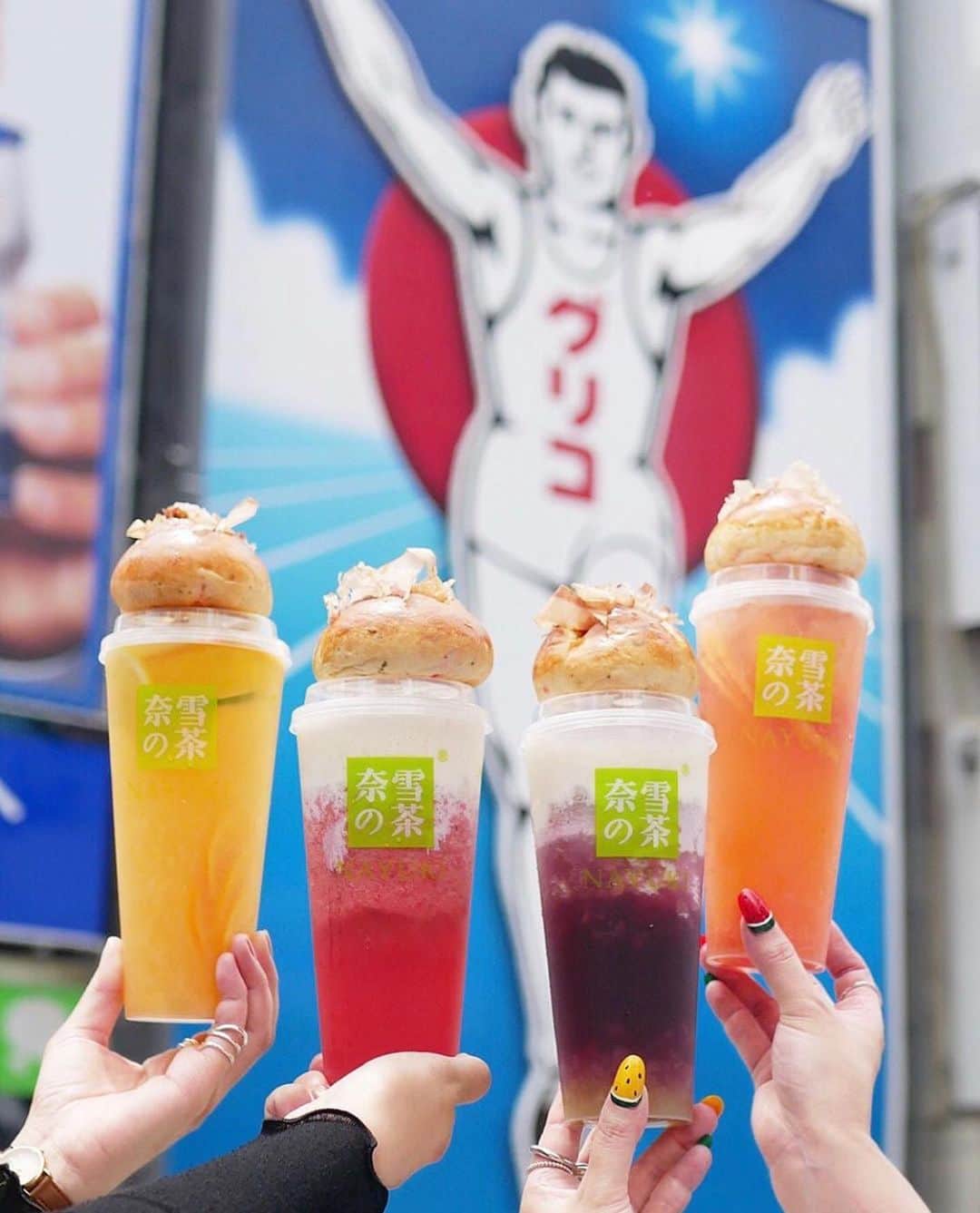 RETRIP<リトリップ>グルメのインスタグラム：「【RETRIP×大阪】 こちらは大阪にある「奈雪の茶（なゆきのちゃ）」です。こちらはフルーティーがいただける専門店🍹そして道頓堀店限定で、"たこ焼きパン"をいただくことができるんです！顔の描いてあるたこ焼きパン、キュートで美味しいですよ。 . RETRIPでは「おでかけ」に関する様々な情報を発信しています。ぜひ他のアカウントもチェックしてください！ . @retrip_nagoya_ 名古屋の話題のカフェを紹介 @retrip_osaka_ 大阪のおでかけグルメスポットを紹介 @retrip_kyoto_ 京都のおでかけスポットを紹介 @retrip_fukuoka_ 福岡のおでかけグルメスポットを紹介 @retrip_hokkaido_ 北海道のおでかけスポットを紹介 @retrip_korea_ 韓国の話題のカフェを紹介 @retrip_news 最新のおでかけ情報を紹介 @retrip_nippon 日本の絶景を紹介 @retrip_global 海外の絶景を紹介 @retrip_gourmet 全国の話題のスイーツを紹介 @retrip_dinner 全国の話題のごはんを紹介 @retrip_cafe 全国のおしゃれなカフェを紹介 . ▼RETRIP[リトリップ]のアプリは AppStore、GooglePlay「リトリップ」で検索！ プロフィールのURLからもダウンロードできます。 . photo by  @blenda_pechico . . #retrip #retrip_rh #奈雪の茶 #たこ焼き #大阪カフェ #カフェ好きな人と繋がりたい #スイーツ好き #スイーツ好きな人と繋がりたい #スイーツ好きな人とつながりたい #グルメ好きな人と繋がりたい #グルメ好き #グルメ好きと繋がりたい #スイーツ部 #カフェ部」