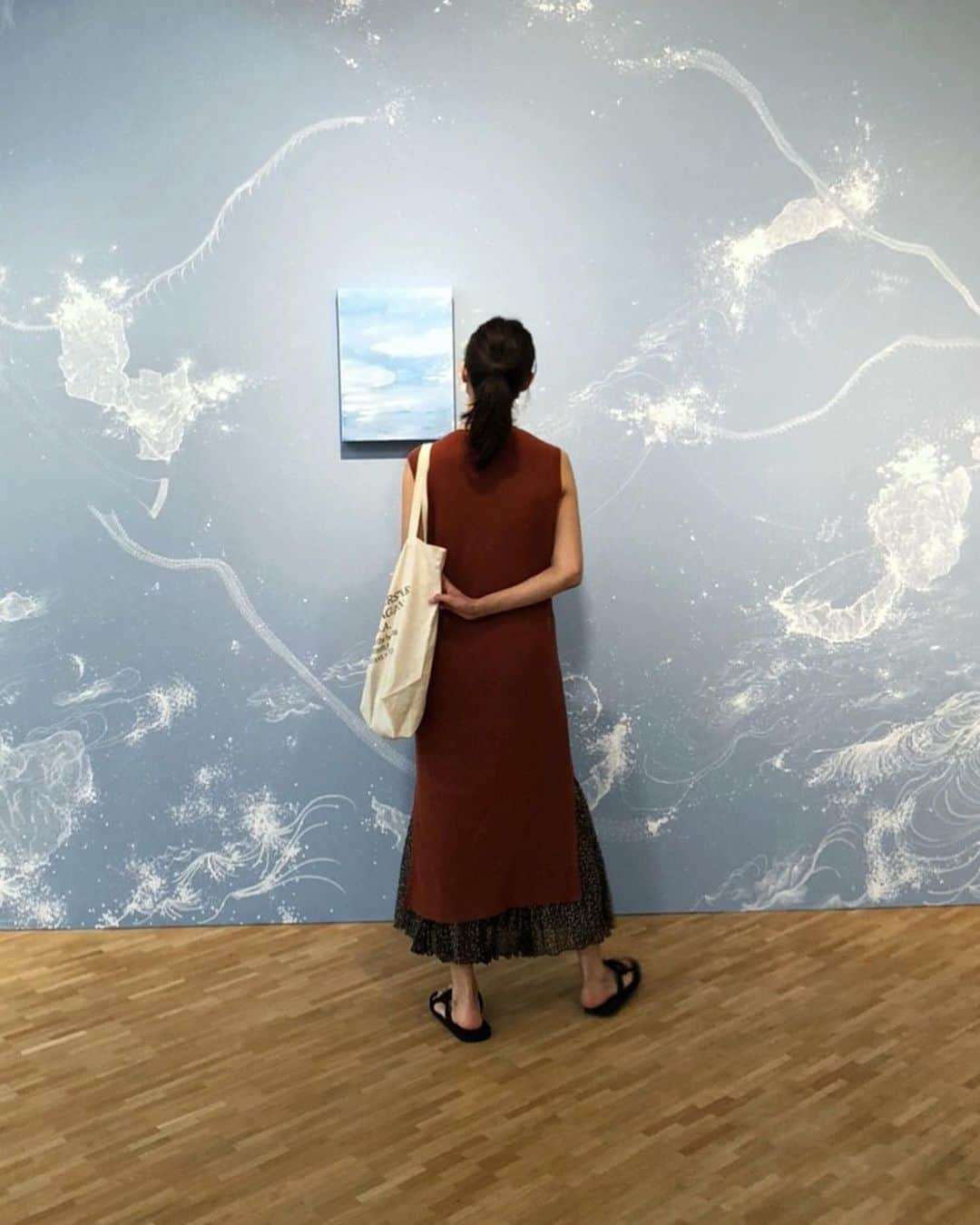 半田麗さんのインスタグラム写真 - (半田麗Instagram)「もう観れないかなと思っていたサンドラ・シント展、会期が今月末までに延長になったので観ることができました✴︎ 大胆な空間の使い方と繊細なドローイング、素晴らしい。好き。 #sandracinto #cosmeticgarden #メゾンエルメス #art #サンドラシント展 #サンドラシント #アート #reih_art」7月27日 12時48分 - rei__handa