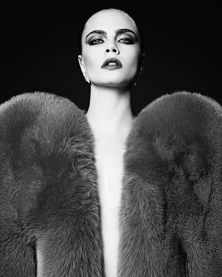 カーラ・デルヴィーニュのインスタグラム：「#ChallengeAccepted 🖤 ‘Here’s to strong women. May we know them. May we be them. May we raise them.’ Always lift up and empower the women in your life. #WomenSupportingWomen」