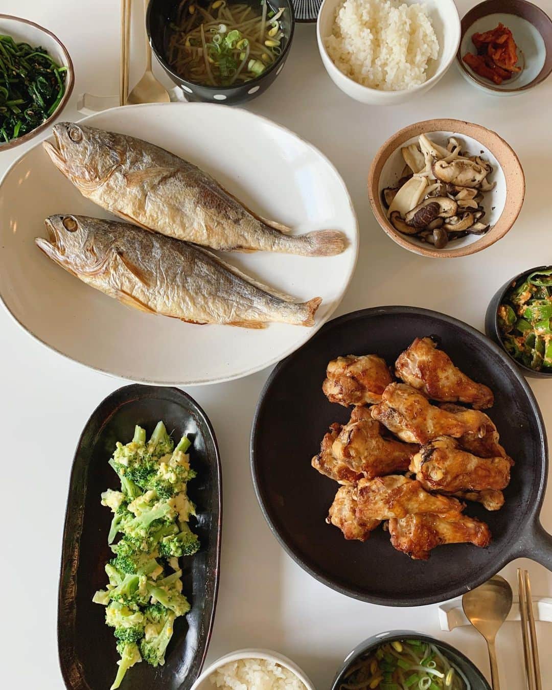 高木りなのインスタグラム：「週末の晩ごはん。 お野菜、お肉、お魚、バランスよく頂きました🙏🏻 鶏肉は味付けした後、米粉を振ってオーブンで揚げ物風にする予定が...ド忘れ💃🏻💦 普通にオーブンで焼いちゃいました🙌🏻 それにしても、クルビは本当に美味しい。 わが家の食卓によく上がるお魚のうちの一つです❤️ #주말저녁  야채, 고기, 생선! 밸런스 좋게 먹었습니다🙏🏻  사실 닭고기는 쌀가루 묻혀서 오븐에 튀긴것처럼 하려고했는데 까먹고 그냥 오븐에 넣어버렸네요...;; 아 굴비 진짜 맛있다...😋 . . #rinastable #homecooking #chicken #weekendmood #dinner #おうちごはん #晩ごはん #鶏肉料理 #イチモチ ##집밥 #저녁메뉴 #닭고기 #굴비 #리나스테이블」