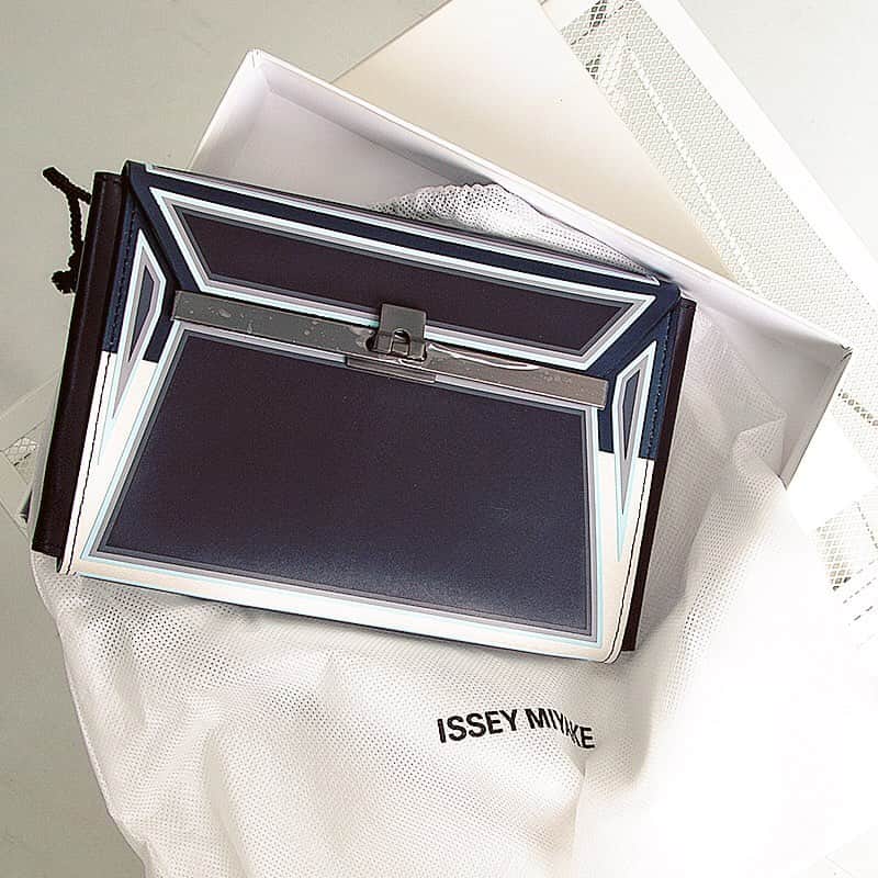 のインスタグラム：「recommend item:ISSEY MIYAKE GUSTON ガストン　ジオメトリックラインプリントレザーポーチ/¥32,780 https://www.playful-dc.com/products/details85165.html  #古着  #DCブランド  #撮影代行 #商品撮影 #広告写真  #イッセイミヤケ #ガストン #三宅一生 #プレイフル#isseymiyakemen #イッセイミヤケ #isseymiyakejapan #isseymiyakesecond #guston#secondhandclothes #secondhandshop #isseymiyake #playful」