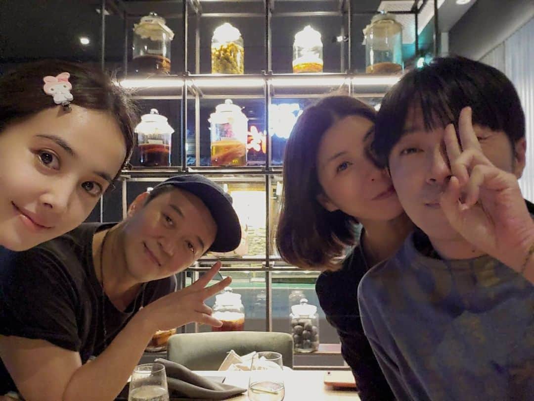 ジョリン・ツァイのインスタグラム：「🥰🥰🥰🥰 昨晚 霸氣的拿了健保卡要結賬 ， 把服務生給羞歪 😅😅😅😅 #什麼卡」