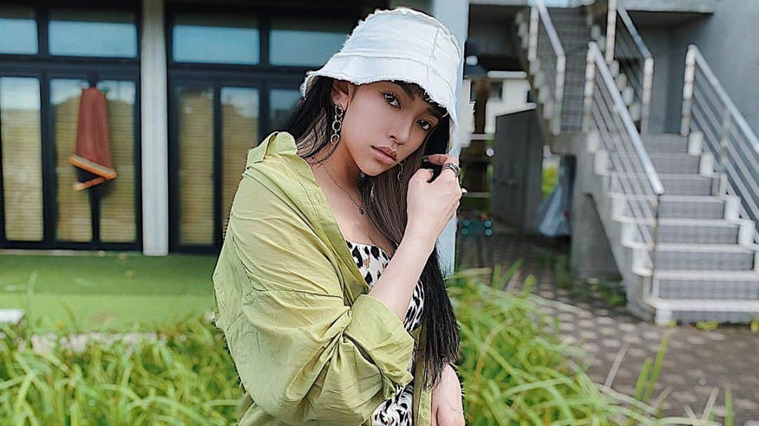 藤田杏奈さんのインスタグラム写真 - (藤田杏奈Instagram)「やっと夏らしいワンピース着れた💚🌈 . .  @evris_official のレオパード🐆のワンピ やっぱり可愛い😍 #ootd #ootdfashion #coordinate  #likeforlikes #likeforfollow #me  #onepiece #EVRIS  #shirt #grl  #buckethat #EMODA」7月27日 12時58分 - anna_fujita