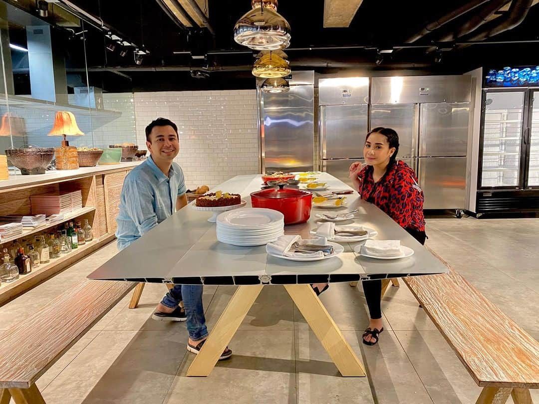 Raffi Ahmadさんのインスタグラム写真 - (Raffi AhmadInstagram)「Seru banget kemarin shooting di modena, jadi pengen punya dapur kaya modena @modenaindonesia keren productnya, terus kita di sediain makanan yg enak banget dari @culinariamodena 😊😊👍🏼」7月27日 18時32分 - raffinagita1717