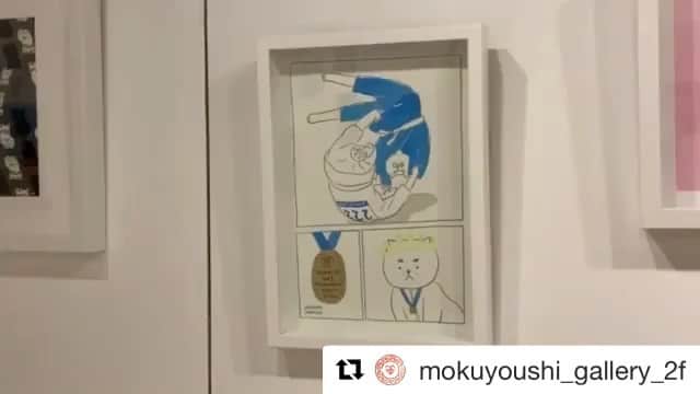 朝倉世界一のインスタグラム：「NECOリンピックはじまりました。柔道決勝戦のハイライト、猫背返しの瞬間を描きました。 解説: 見えない力に引き寄せられた、ふたりの柔道家の宿命の一戦  柔道男子10kg超級決勝戦 猫姿三四郎（日本）VS. カゼ・ダイザエモロフ（ロシア）  プロフィール 猫姿三四郎：白 ひいひいひいおじいさんは、ニャンコ先生と呼ばれた伝説のトラ猫。小さい頃はキティちゃんになりたかった。公式戦77連敗の記録を持つ。  カゼ・ダイザエモロフ：青 先祖に日本の柔道家がいる。JUDOエリートの一家に育ち、国際大会３年間無敗。世界ランキング１位。舞妓さんと結婚するのが夢。  Repost @mokuyoushi_gallery_2f  ・・・ necolympic2020 朝倉世界一さん 水野健一郎さんの作品です。 . #necolympic  #朝倉世界一  #水野健一郎」