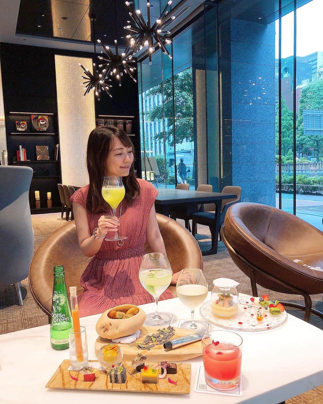 うえむらちかのインスタグラム：「📍AC Hotel by Marriott Tokyo Ginza﻿ @achotelginza﻿ ﻿ 🧁﻿ チェックイン時間に合わせ、食前酒か食後酒を加えて仕上げるパートドフリュイというお菓子を提供する、ACホテル独自のヨーロピアンスタイルのおもてなしから始まり﻿ ﻿ 🍽AC Kitchen﻿ 食材を細部に至るまで厳選し、生ハムや拘りのコーヒーなど、ACブランドのコンセプトが体感できるメニューに加え、銀座ならではの和の要素と融合させたメニューが並び、和のエッセンスを感じさせるモダンなプリフィクスランチ﻿ ﻿ 🍸AC Lounge®﻿ ACブランドのシグニチャードリンクであるジントニックやスペインの伝統料理を忠実に追究した メニューに加え、和のアレンジすを加えたイノベイティブタパスを提供﻿ ﻿ ﻿ 特に朝食がぶち美味しくて﻿ これだけでも毎日通いたいなと思う程でした🥞﻿ ﻿ 食が美味しいホテルって﻿ 最高ですよねえ🤤﻿ ﻿ ﻿ ACホテル・バイ・マリオット・東京銀座﻿ 〠中央区銀座6-14-7﻿ ☎︎03-5550-0102﻿ CHECK IN15:00～23:00﻿ CHECK OUT12:00まで﻿ ﻿ #achotelginza #marriott #ginza #acginza ﻿ #instahotel #marriottbonvoy﻿ #gotocampaign #hotel #pr ﻿ #東京ホテル #銀座ホテル #東京旅﻿ #旅スタグラマー #ちか旅﻿ #ACホテル銀座 #ホテル #ホテルラウンジ #ラウンジ #東京 #銀座 #東京グルメ #銀座グルメ #銀座カフェ #銀座ランチ #ホテルディナー #銀座バー #レストラン」
