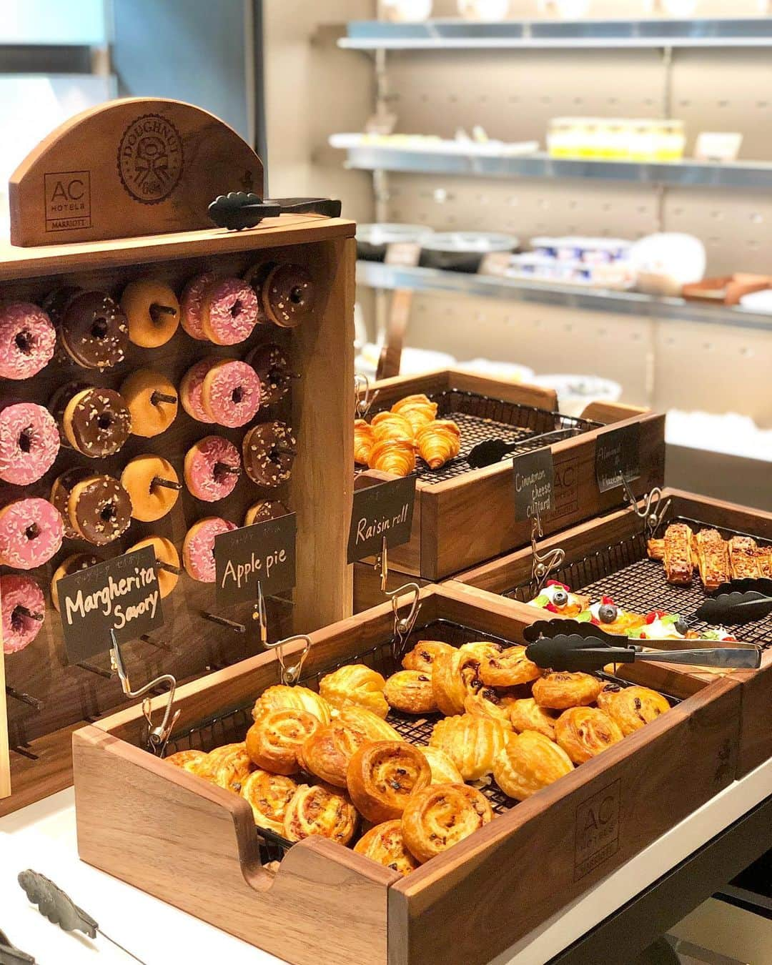 うえむらちかさんのインスタグラム写真 - (うえむらちかInstagram)「📍AC Hotel by Marriott Tokyo Ginza﻿ @achotelginza﻿ ﻿ 🧁﻿ チェックイン時間に合わせ、食前酒か食後酒を加えて仕上げるパートドフリュイというお菓子を提供する、ACホテル独自のヨーロピアンスタイルのおもてなしから始まり﻿ ﻿ 🍽AC Kitchen﻿ 食材を細部に至るまで厳選し、生ハムや拘りのコーヒーなど、ACブランドのコンセプトが体感できるメニューに加え、銀座ならではの和の要素と融合させたメニューが並び、和のエッセンスを感じさせるモダンなプリフィクスランチ﻿ ﻿ 🍸AC Lounge®﻿ ACブランドのシグニチャードリンクであるジントニックやスペインの伝統料理を忠実に追究した メニューに加え、和のアレンジすを加えたイノベイティブタパスを提供﻿ ﻿ ﻿ 特に朝食がぶち美味しくて﻿ これだけでも毎日通いたいなと思う程でした🥞﻿ ﻿ 食が美味しいホテルって﻿ 最高ですよねえ🤤﻿ ﻿ ﻿ ACホテル・バイ・マリオット・東京銀座﻿ 〠中央区銀座6-14-7﻿ ☎︎03-5550-0102﻿ CHECK IN15:00～23:00﻿ CHECK OUT12:00まで﻿ ﻿ #achotelginza #marriott #ginza #acginza ﻿ #instahotel #marriottbonvoy﻿ #gotocampaign #hotel #pr ﻿ #東京ホテル #銀座ホテル #東京旅﻿ #旅スタグラマー #ちか旅﻿ #ACホテル銀座 #ホテル #ホテルラウンジ #ラウンジ #東京 #銀座 #東京グルメ #銀座グルメ #銀座カフェ #銀座ランチ #ホテルディナー #銀座バー #レストラン」7月27日 18時27分 - uemurachika