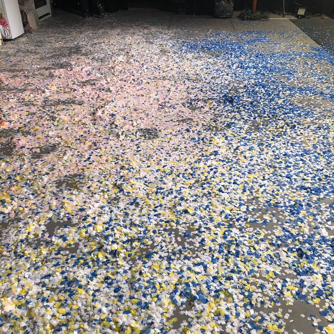 シーサーのインスタグラム：「・ ・ 単純明快なラブストーリー キャスト、スタッフ、みんなで創りあげていく日々を 目の当たりにして、やっぱり生っていいよなぁとしみじみ。 素晴らしい千秋楽でした◎  色々大変な時期だけれど 貴重な経験をさせてもらえて感謝です。 早く何も気にせずにエンターテインメントが楽しめる毎日が来る事を願うばかり。  誘ってくれたゴウキありがとう。 仲良くしてくれたキャストのみんな、スタッフさんありがとう。 みんなとの縁が更に深まりますように。 ピス！  #単純明快なラブストーリー  #ありがとう様」