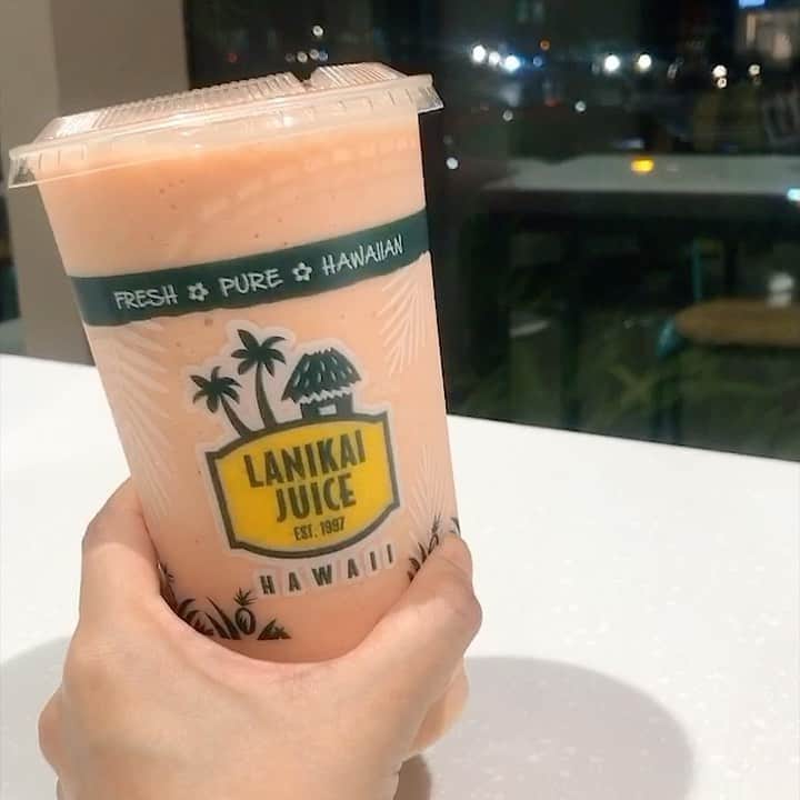 やみちゃん。のインスタグラム：「WHOLE FOODS MARKET🍽﻿ ﻿ 紹介しきれないほど﻿ 種類豊富✨﻿ ﻿ ただのスーパーマーケットなんだけど、﻿ 天井が高いとワクワクする。﻿ ﻿ ﻿ #wholefoodsmarket #ホールフーズマーケット #kakaako #カカアコ #ショッピング #lanikaibeach #lanikaijuice #スムージー #パイナップルスムージー #成城石井 #やみちゃん #jtbで旅したい」