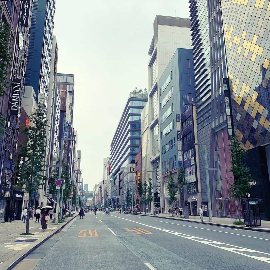 のインスタグラム：「いる所はまぁまぁいましたが、少しやり過ごすとこんな風に撮れる銀座の歩行者天国。ほんと、いろいろと我慢が続く。 はじめてインスタのGINZAフィルターを使ってみました。  #過去pic #weekend  #銀座 #GINZA #djaiko62」