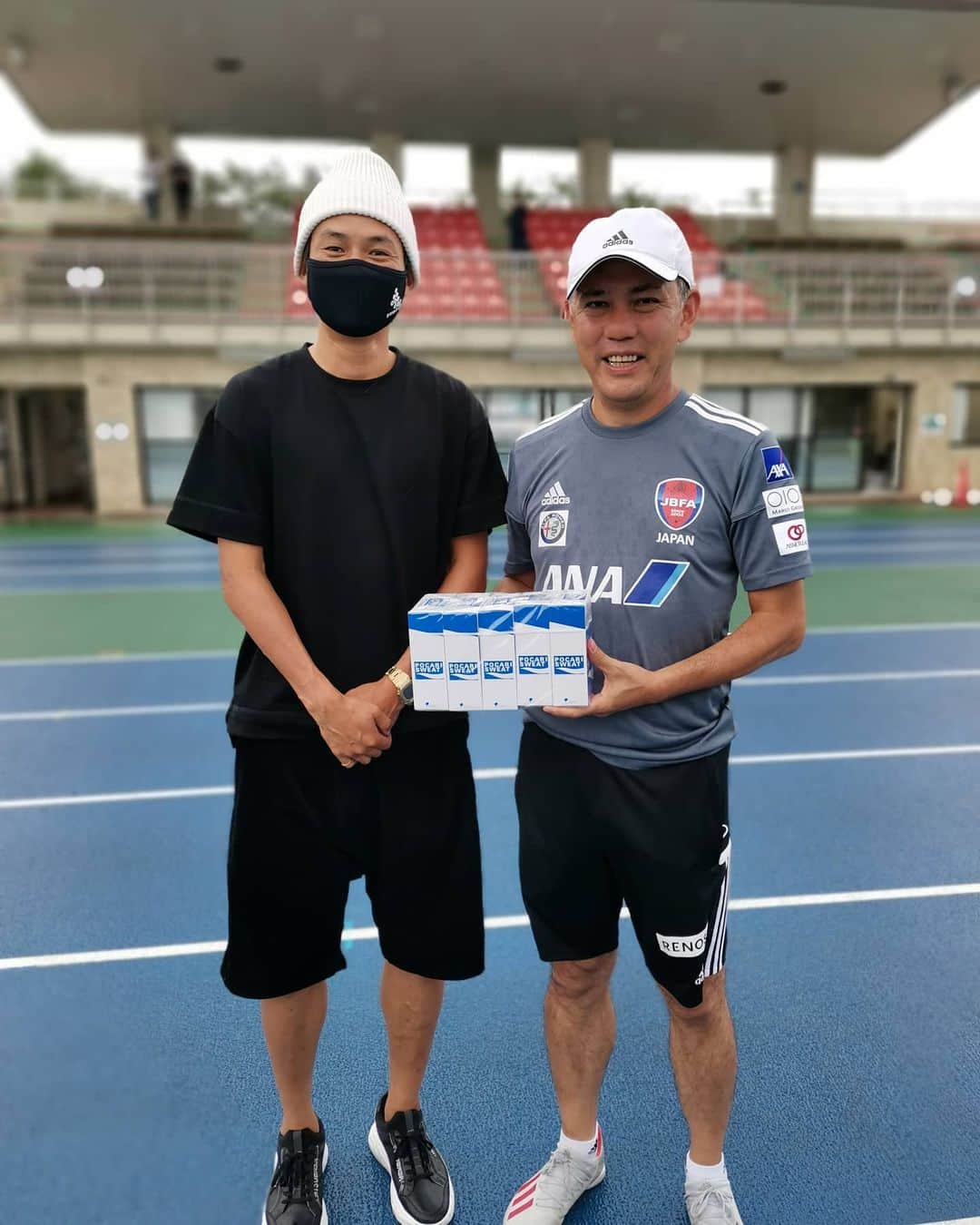 のインスタグラム：「葛飾区でキャンプ中のブラインドサッカー日本代表を応援に。 監督の高田さんは僕が小学生の時から見て下さっていて、海外にいた時も日本からサポートして頂いていたご恩があります。 いつも応援して下さっているので、今日は南葛からの差し入れでポカリを持って応援に。 毎回観戦に来て感じることも多く、今日も刺激を頂きました。 早く怪我治してプレーしているところをお見せできるようがんばります。 #南葛SC #キャプテン翼 #ブラインドサッカー日本代表 #応援」