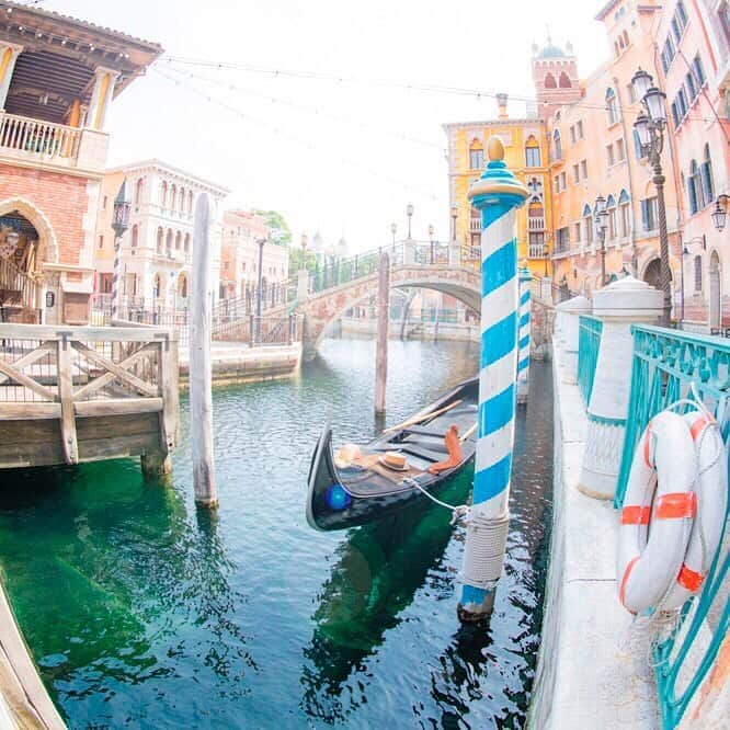 のインスタグラム：「Time goes by slowly. 運河のほとりでのんびり #venetiangondolas #palazzocanals #mediterraneanharbor  #tokyodisneysea #tokyodisneyresort #ヴェネツィアンゴンドラ #パラッツォカナル #メディテレーニアンハーバー #東京ディズニーシー #東京ディズニーリゾート」
