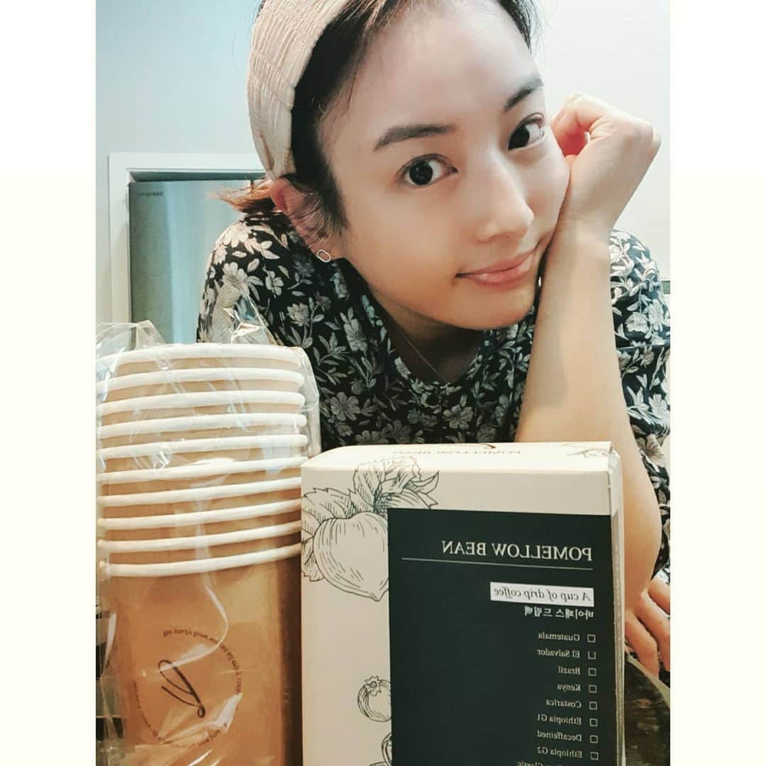 チョン・ダへさんのインスタグラム写真 - (チョン・ダへInstagram)「예쁜 동생 유주가 세상 제일 맛난 커피 #포멜로빈 커피를 보내왔당 우리에게 신기한 역사가 있는 포멜로빈 🤗 고마워 유주야~ 비도 오고 꿀꿀했는데 드립커피가 위로가 되어주었어😘 ᆞ ᆞ 여전히 사진은 발로찍고... 그저, 고마움을 표현하는 정직한 구도. 나아지지 않는 사진실력... #똥손의발전은발손인가 #포멜로빈제주점을소망합니다」7月27日 13時18分 - ddallae