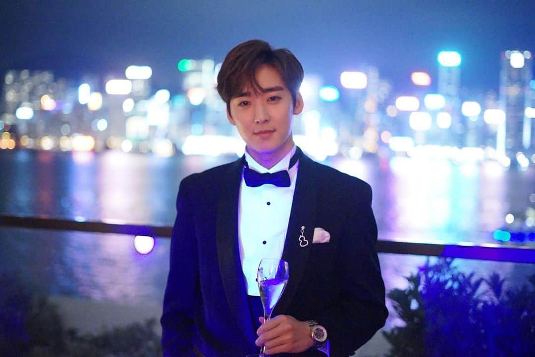 ケビン さんのインスタグラム写真 - (ケビン Instagram)「Call me Kevin Gatsby✨ Cheers to the last week of July🥂 #throwback to #amfarhongkong2019 when life was pretty decent 7월의 마지막 주 힘차게 보냅시다!  *사진은 작년 홍콩에서..빨리 해외갈수있는 날이 오길🙏🏻 7月の最後まで頑張りましょう！*写真は去年ホンコンの時！早く海外に行ける日が来るといいな🥺」7月27日 13時14分 - kevinwoo_official