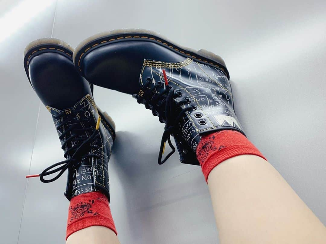 LiSAさんのインスタグラム写真 - (LiSAInstagram)「おにゅ👑 @drmartensofficial @hystericmini_official  #hystericmini #drmartens #Basquiat #りさふく」7月27日 13時20分 - xlisa_olivex