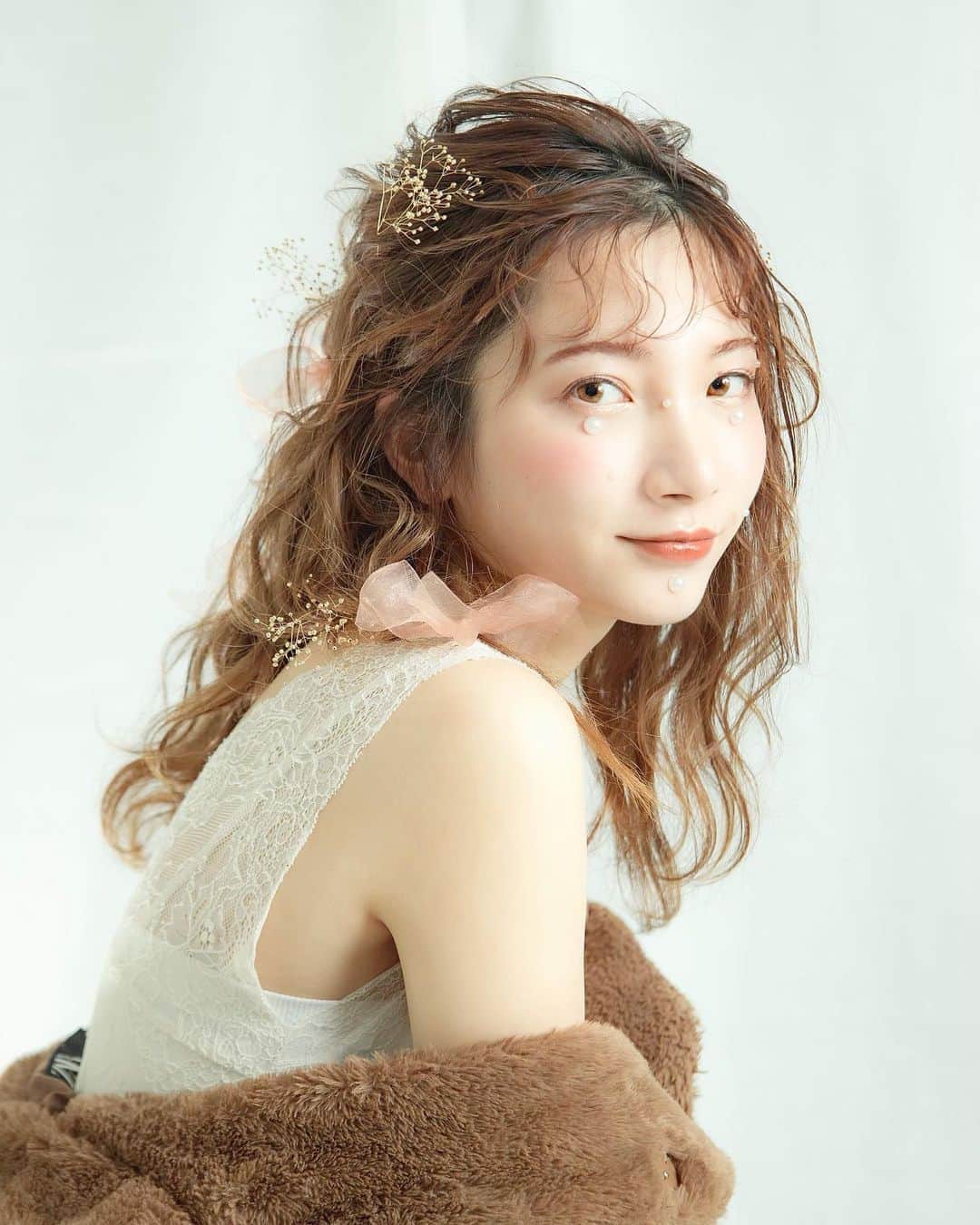 のインスタグラム：「﻿ ﻿ ﻿ たまたまハーフアップにして学校に行った日﻿ 好きな人に今日の髪型好き！と言われて﻿ ﻿ 『え！どうしよう嬉しすぎる一生ハーフアップにしちゃお！！！！﻿ いやでもまって、明日もハーフアップにしてたら意識してるってバレちゃうんじゃ........？﻿ やばいもう一生ハーフアップできひんわ😭😭😭』﻿ ﻿ それ以降、卒業するまでハーフアップにすることは無かった。﻿ ﻿ ﻿ ﻿ という激ウブエピソードがあります！！！！﻿ ﻿ #歌作りました﻿ #この髪型がいいねと君が言ったから﻿ #ハーフアップ記念日﻿ ﻿ ﻿ ﻿ ﻿ ﻿ 今日は親友のお誕生日会です楽しみ（インスタやってないからこっそり書いちゃう、心からおめでとう🎉）」