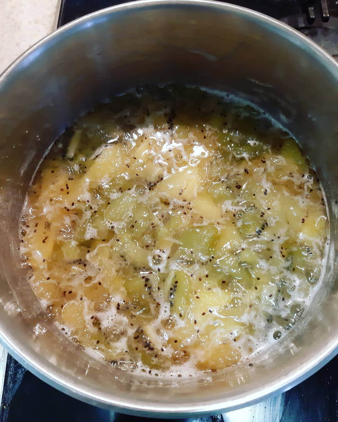 阿部美穂子さんのインスタグラム写真 - (阿部美穂子Instagram)「にんにくの活用法💛 我が家では ほとんどの料理に入る ニンニク💛 オリーブオイルで炒めて ニンニクチップに🌶フードカッターで みじん切りに(ビーツを ちょっぴり 入れたり💕) ミキサーにかけて もっと 細かくしたりして、色々な大きさ形で 冷凍保存します。 건강을 챙겨주는마늘은 꼭 우리집 냉동실에  대기중💓마늘칩은 오일파스타에 마지막에 뿌리면 레스토랑같은 느낌~~~🍝🍽🍷 #レモン茶#ゴールド#グリーン#キウイ #ソース#레몬청#키위#🥝#monday」7月27日 13時31分 - miiko904