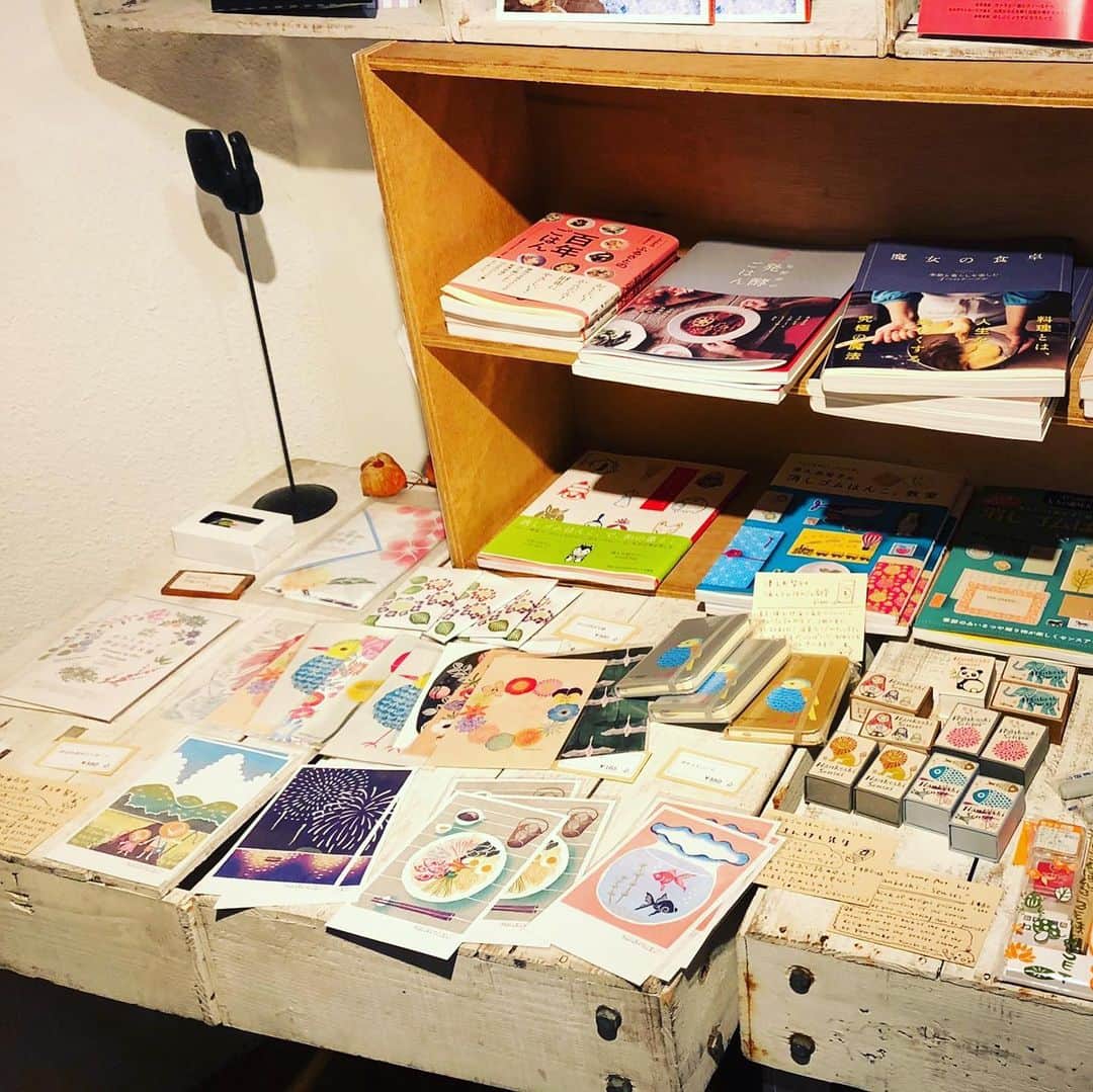 津久井智子さんのインスタグラム写真 - (津久井智子Instagram)「#熱海 の八百屋さん #refs レフズさんに #象夏堂ストア のグッズ 追加納品させていただきました◎  「伊豆の花ポストカードセット」を大人買いしてくださる地元のお客さんがいらっしゃるそうで、ありがたき幸せです😂  新作・夏の絵はがきシリーズもぜひ✨」7月27日 13時41分 - tomokotsukui