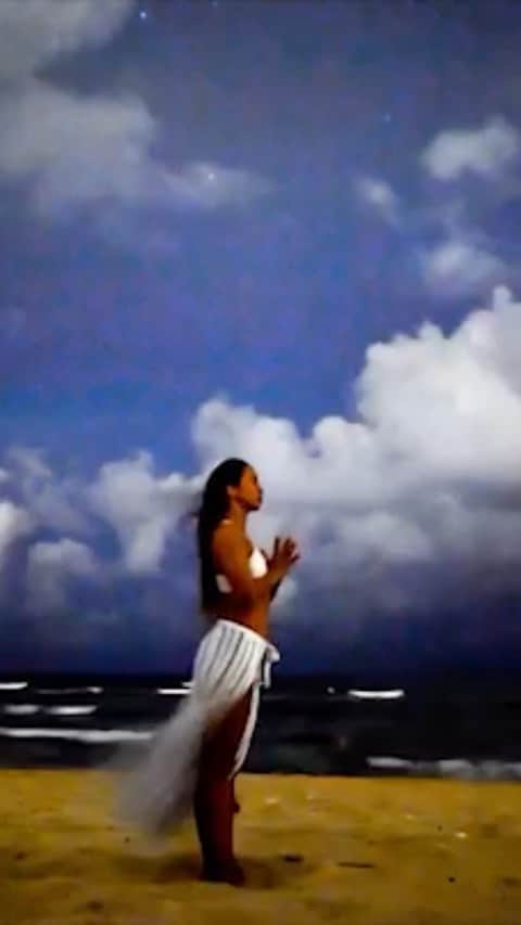 アンジェラ・磨紀・バーノンのインスタグラム：「Breathe deeply and slowly Bring awareness into your body  Practice yoga to create a sense of peace, calm and stability within before the storm.  Stay safe everyone🙏  台風の前にゆっくり深呼吸をして、内側の声に耳を傾け、自分の身体と心を落ち着かせる。  ヨガで自分の心に平穏と安定を。。  video by @ryujinhawaii  #yoga #hawaii #calmness」