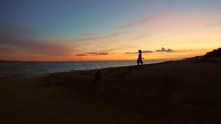 セソコマサユキのインスタグラム：「夕日に染まるビーチにて。動画撮影の練習中。  #沖縄 #移住 #子育て #夕日 #ビーチ」