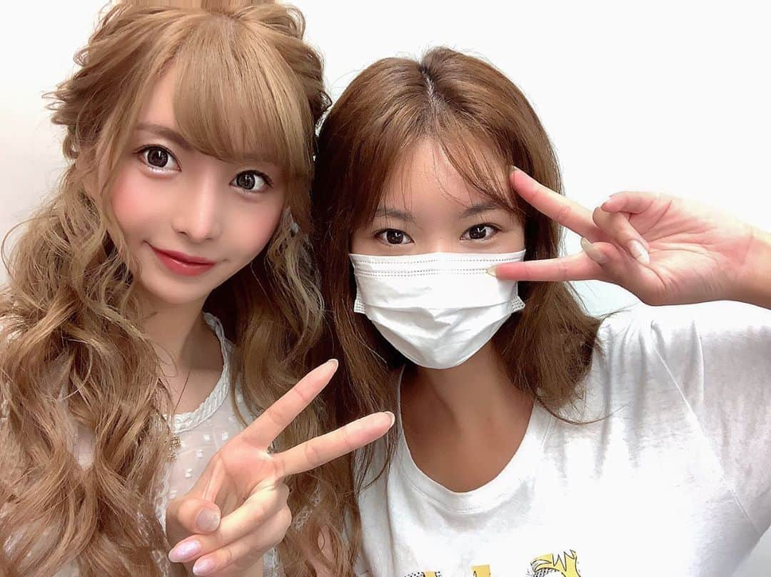 愛川みれいさんのインスタグラム写真 - (愛川みれいInstagram)「@memi_arrange_ 💓💓. 誕生日当日にヘアメしてもらえてhappy🌈💕 . 魔法使いのめみちゃんが覚醒したのが 去年の7月23日♥️私の誕生日なのです🧸🍰 . なんという偶然、、いや必然😳💗 . そして一年後のこの日 見事に引き寄せられました♥️♥️♥️ . 出会いに、巡り合わせに、感謝🌈💕💕 . #大阪#ヘアメイク#hair#make #めみちゃん#魔法使い#スピリチュアル #引き寄せの法則#愛川みれい」7月27日 13時46分 - mirei.aikawa