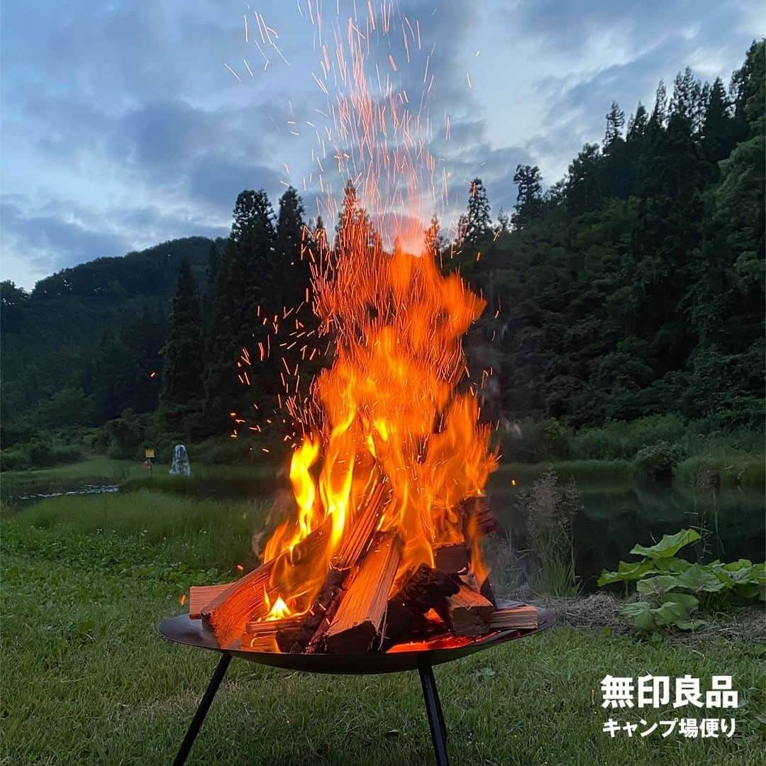 無印良品さんのインスタグラム写真 - (無印良品Instagram)「【キャンプ】フェザースティックをつくって焚火をしてみよう - キャンプの楽しみのひとつでもある焚火。 火をおこすときに役立つ、フェザースティックと呼ばれる手づくりの着火剤のつくり方を新潟県・津南キャンプ場のスタッフが紹介します。 用意するものは薪、手袋、ナイフ、ナタ。手頃な大きさに薪を割り、ナイフで薪を薄く削っていけば完成です。 上手につくれれば市販の着火剤を使わなくても火をおこせる、覚えておくと便利なキャンプテクニックです。 - ※刃物を使用するので、 小さなこどもがつくる場合には必ず保護者の方が付き添いください。 - #無印良品 #MUJI #無印良品キャンプ場 #無印良品津南キャンプ場 #キャンプ場 #アウトドア #新潟 #津南 #フェザースティック #焚き火 #焚火 #たきび #焚き火台 #焚火台 #薪」7月27日 14時00分 - muji_global