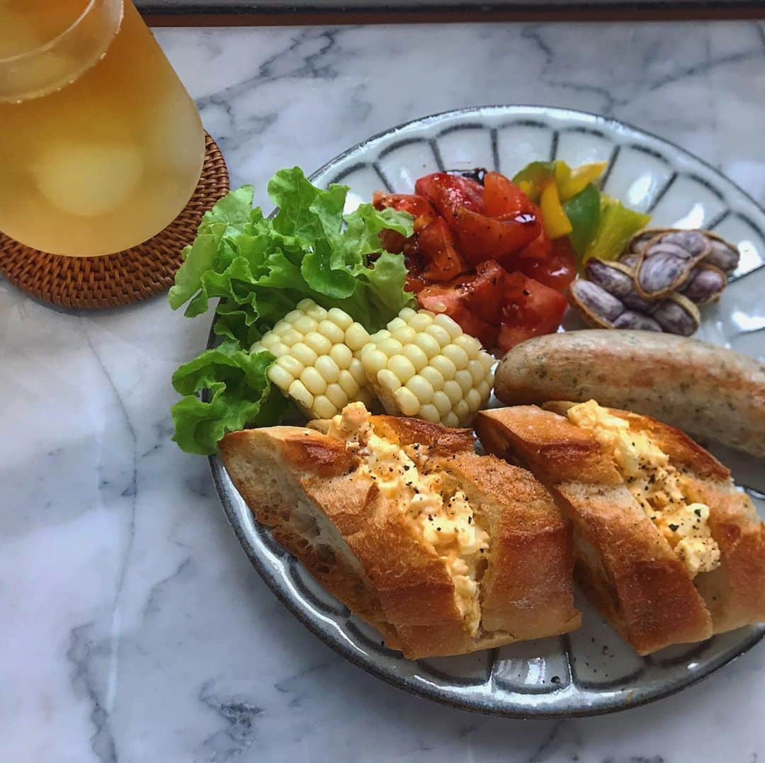 新井利佳さんのインスタグラム写真 - (新井利佳Instagram)「#breakfast #morning #sausage #egg #toast #tomatoes🍅 #eathealthy #morningroutine #haveagoodday #blacktea  #早飯 #在家吃早餐 #香腸 #法國麵包 #沙拉 #吃 #健康美味 #早上 #早餐 #紅茶 #阿薩姆紅茶 #日月潭紅茶   #朝ごはん #ワンプレート朝ごはん #ソーセージ #おはよう #おうちごはん #おうちごはんlover」7月27日 13時55分 - rika.arai