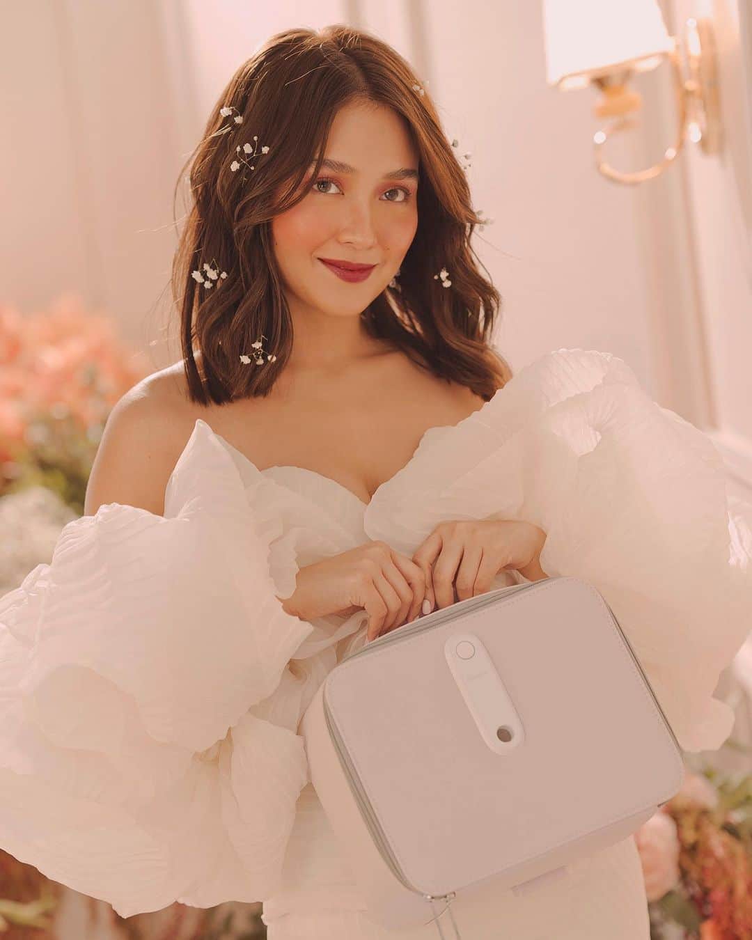 Kathryn Bernardoさんのインスタグラム写真 - (Kathryn BernardoInstagram)「Now more than ever, it's important to keep our personal things clean and sanitized all the time. Especially if you're a makeup lover like me, you need the new Generation Happy Skin UV Sterilizing Bag! It keeps my #KathXHappySkin products properly stored and clean wherever I go. 💙Only limited pieces available so check out @lazadaph's exclusive UV Bag set and get yours now!   Wearing the Afterglow set ✨ 👩🏻On the Go Blush in Coconut 💋 Kiss and Bloom Glossy Tint in Tanned 👀 Easy Eyes Crease-Proof Eyeshadow Stick in Fresh 〰️Perfect Brow Pencil + Perfect Brow Mascara 💨 Stay Fresh powder in Medium Beige 👁 Extra Drama mascara」7月27日 13時58分 - bernardokath