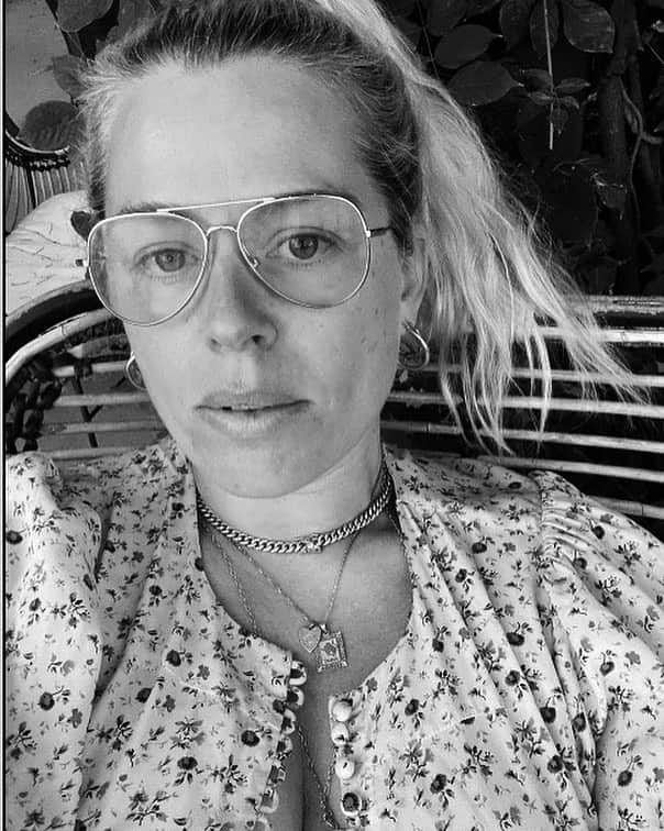 アマンダ・デ・カディネットのインスタグラム：「As @gloriasteinem has said “ ... we are linked not ranked .”  . I hope this well intentioned Instagram moment to uphold womxn, will evolve from a ‘challenge’ ( whatever that is ) to simply be what we do for one another . #womxnsupportingwomxn today and every day .. 👯‍♀️」