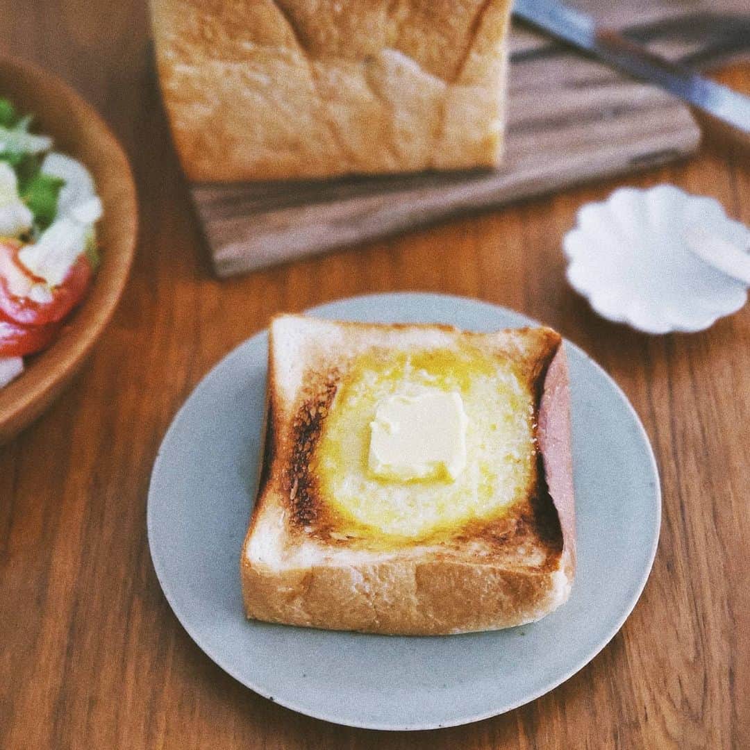 保坂玲奈さんのインスタグラム写真 - (保坂玲奈Instagram)「____#🍞 #あさごぱん . . ショートニング､保存料等無添加の上質食パン。 . 自分で食パンを焼く時以外は [瀬都]の食パン率が高い🙈 . 3種類どれも食べたことがあるんだけど､  [ナチュラル] 小麦本来の味が楽しめる。 バタートーストにしたり サンドイッチにするのにオススメ！  [ミルクバター] 北海道産生クリームと国産バターを贅沢に使用していて､ そのまま食べるのがおすすめ！ ふんわりが好きな人にも！  [レーズン] 甘みと酸味が美味しい！ . . 私はもっちりとしていてアレンジしやすい ナチュラルが1番好き😚 . . まずは焼かずに1口食べてみて､ その後バタートーストにして､ 食べきれない分はカットして冷凍保存。 . ツナサンドも美味しくできた💞 . . . @seto.meguro #高級食パン#食パン専門店#瀬都#瀬都食パン#無添加食パン#目黒グルメ#学芸大学グルメ#丁寧な暮らし#丁寧な暮らしと少しの贅沢#豊かな暮らし#こいずみみゆき#器を楽しむ暮らし」7月27日 14時06分 - __renao_0707
