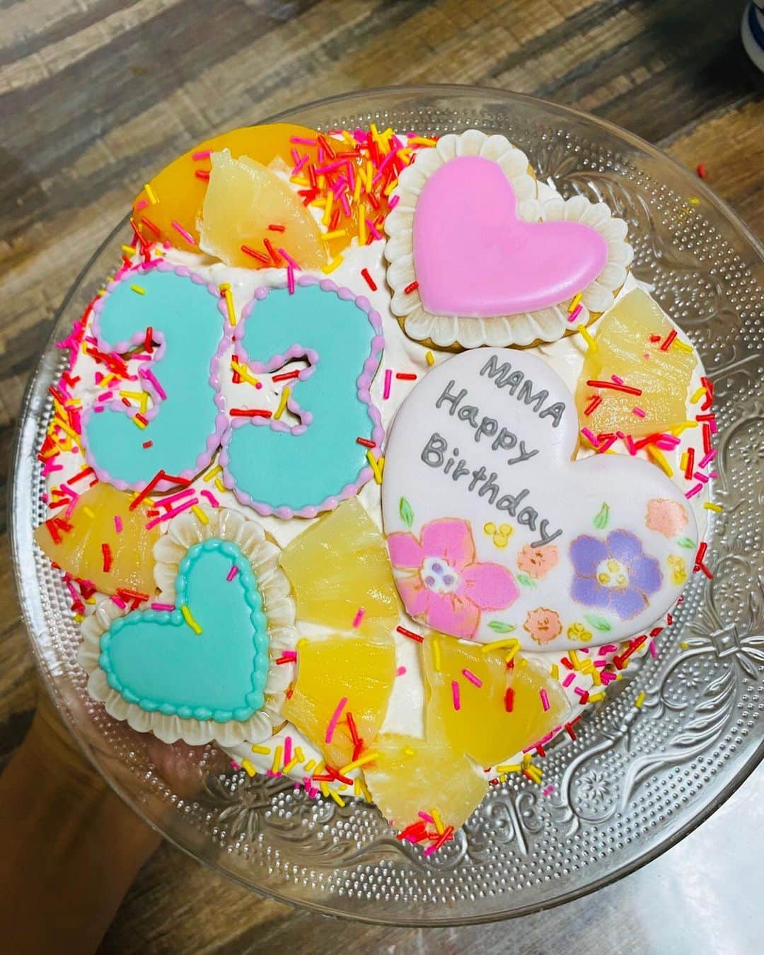 荒木飛羽のインスタグラム：「先日はお母さんの誕生日でした！🎉 ♩♬♡ﾟ*｡HappyBirthday｡*ﾟ♩♡♬ 弟とケーキのデコレーションをしました！(*´˘`*)🎂」
