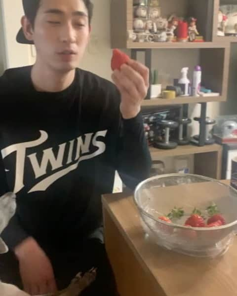 ユン・バクのインスタグラム：「- 아빠 하나 너희 하나 사이좋은 분배 - #throwback  #strawberry」