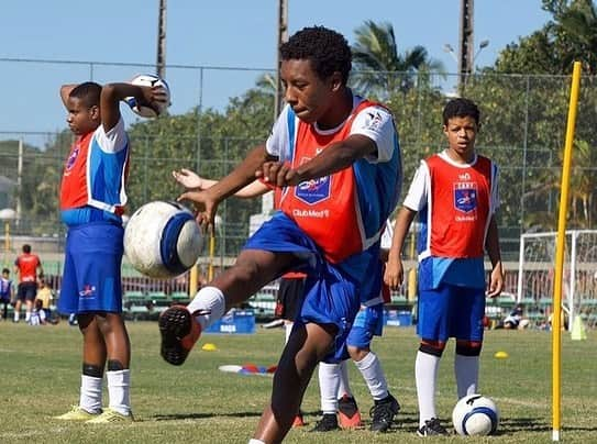 ジーコさんのインスタグラム写真 - (ジーコInstagram)「Ultimo dia da primeira semana do Zico10 Camp CFZ, no Centro de Futebol Zico, no Recreio dos Bandeirantes - RJ. Foram entregues as medalhas e os diplomas pela participação de todos.Sucesso total e essa semana tem mais. Dias 29,30 e 31/7 e 1/8. Informações no @zico10oficial ou pelo tel 21/980781444.」7月27日 14時27分 - zico