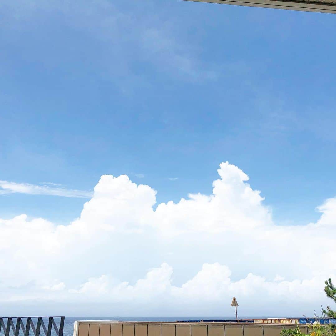 芋生悠さんのインスタグラム写真 - (芋生悠Instagram)「晴れた日の空、お裾分け🐳」7月27日 14時20分 - imouharuka