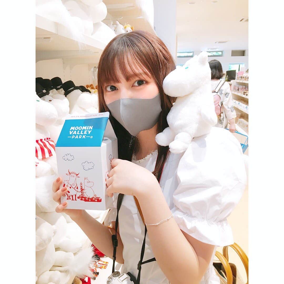 新井乃亜さんのインスタグラム写真 - (新井乃亜Instagram)「☔️ ムーミン村へ行ったときの写真😆❤️ 久しぶりにみんなに会えた🥰❤️ 突然行ったのに優しくしてくれてありがとうございます。😢 みんなと撮った写真は、わたしの顔が全部同じだったので1枚にまとめました😀💧 みんなの写真展観に行かないと！☺️ 楽しかった〜😇  #ムーミン #ムーミンバレーパーク」7月27日 14時21分 - noa__arai