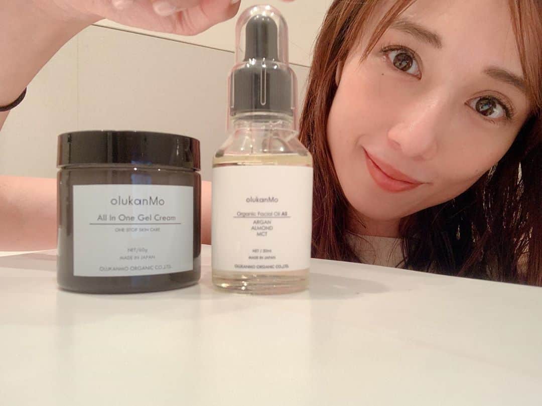 のインスタグラム：「日焼けとクーラーなどで、 思っている以上にお肌はダメージ受けてますね💦  ダメージ肌にもとてもおすすめなのは、@olukanmo_organic 。 新たに未精製オイルが登場したよ❤︎  日本国内では精製したオイルが多いですが、オイルは精製すると香りが減って使用しやすくなるメリットはありますが、同時にビタミンEや抗酸化作用など失われてしまう成分もあります。 olukanmoの未精製オイルには、オイルが本来持っている力を存分に発揮できるよう未精製オイルを使用しているのです♪ しかも、100%オーガニック✨  2種類あって、私が選んだのは 日焼け対策に特化しているASオイル。  日焼けによる炎症や乾燥にも非常に適したオイルで ビタミンEや高い抗酸化作用により、症状改善が期待されます☺︎♪♪  ヒト脂肪由来幹細胞培養液を配合したオールインワンゲルと一緒に使用しているのですが、 夜つけて翌朝のお肌が本当につるつるで驚きます‼️  この組み合わせは最強です。 パックなどして保湿した後に クリーム→オイルはなお🙆‍♀️です  環境にも優しい、オーガニックなのが嬉しいなぁー❤️ リサイクル容易な瓶で、スポイトも有機分解可能な天然ゴムを採用していて、パッケージも環境のことを考えられ作られています🌎❤️  今後も、人にも環境に優しいコスメをご紹介していきますね✨  #olukanmo_organic  #olukanmo #未精製オイル #ASオイル #new #環境に優しいコスメ」