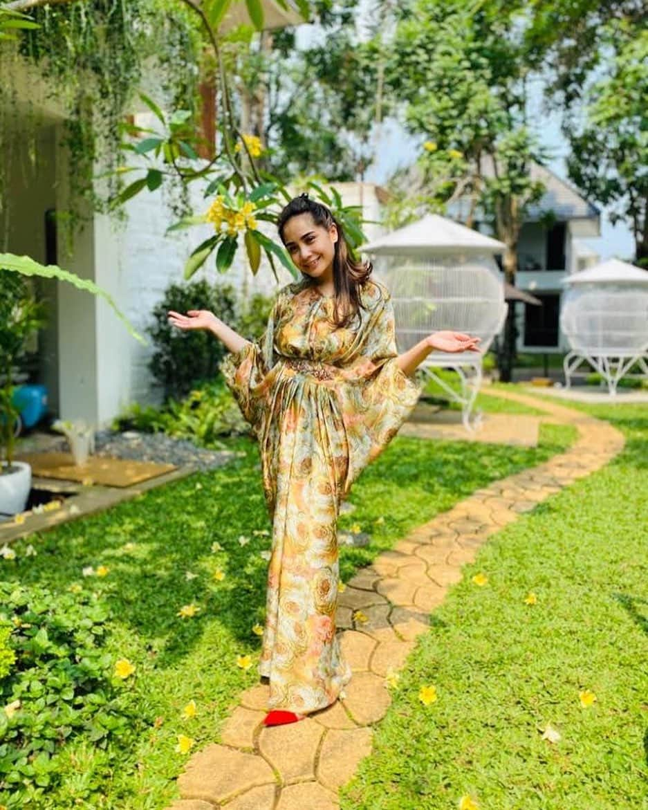 Raffi Ahmadさんのインスタグラム写真 - (Raffi AhmadInstagram)「hai teman-teman  tidak berasa sudah mau idul adha aja kali ini aku pake @alfanicollections kaftan super lembut adem banget di pake bahannya juga bagus banget dengan detail bunganya cocok banget pake ini untuk pake di idul adha nah buat kalian yang mau order lagsung bisa ke @alfanicollections di jamin murah dan nyaman dipakai  . . Handled @valenrelations」7月27日 14時25分 - raffinagita1717