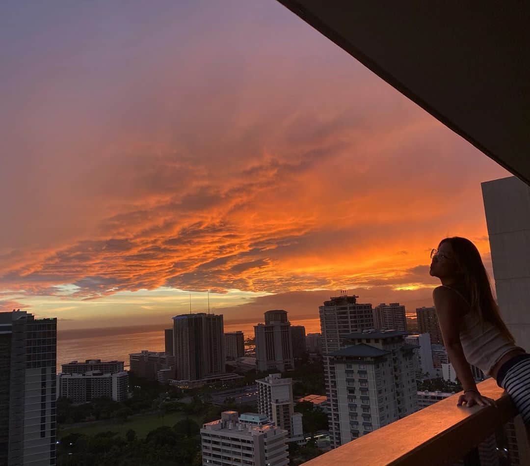 エビアン・クーのインスタグラム：「7:30 PM 🌅 ハリケーンが来る前の空 大丈夫かな。そう信じる。」