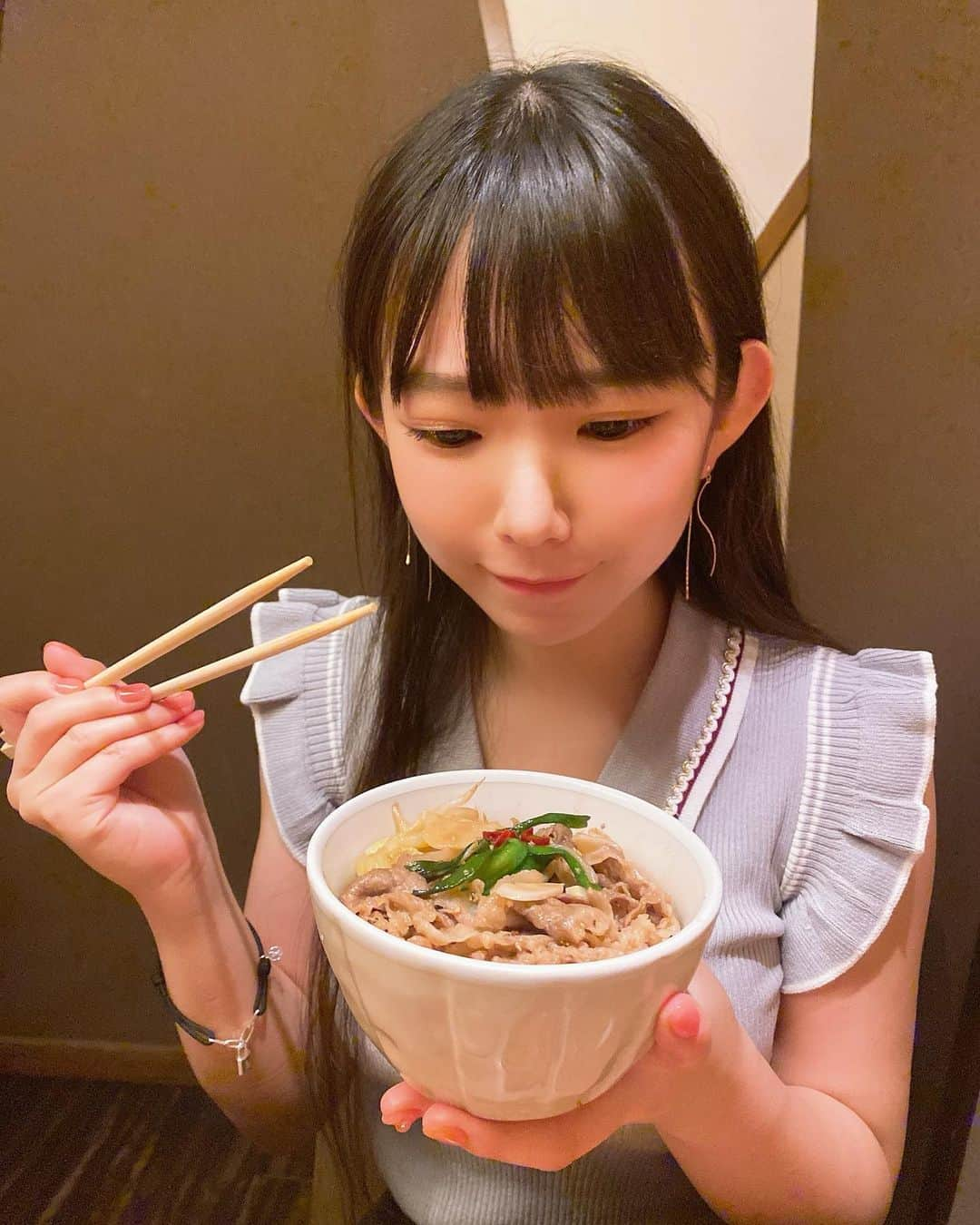 長澤茉里奈さんのインスタグラム写真 - (長澤茉里奈Instagram)「🍲 大好き温野菜🍲限定メニュー 超スタミナ肉鍋いただきました♡ ほんっっっとにおいしくて箸が止まらなかった.... ご飯の上にお肉乗せて汁でひたひたにして食べたら美味さで倒れるかと思った😹 温野菜の限定メニュー大好きだし日頃からめちゃくちゃ通う(1人でも行く)ヘビーユーザーまりちゅうですが、スタミナ肉鍋、限定メニューの中で1番好きかも知れん、、、、🐷 温野菜オフ会したいな、、、笑 ごちそうさまでした！！ 夏はこれ食べて乗り切ろー！ @onyasai_official  #しゃぶしゃぶ温野菜」7月27日 14時41分 - marinanagasawa1008