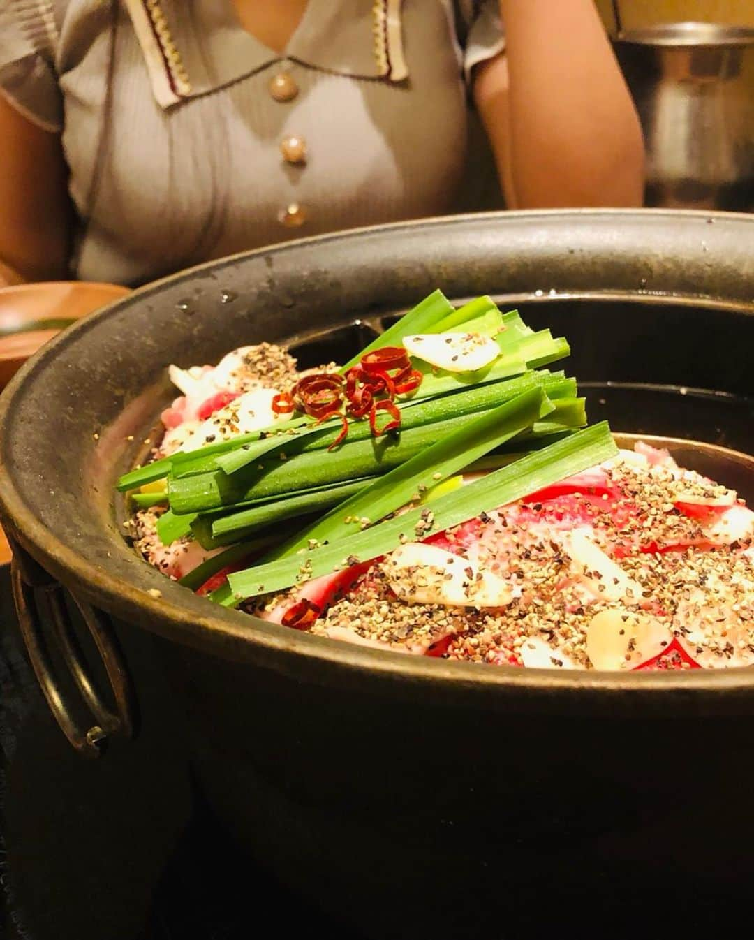 長澤茉里奈さんのインスタグラム写真 - (長澤茉里奈Instagram)「🍲 大好き温野菜🍲限定メニュー 超スタミナ肉鍋いただきました♡ ほんっっっとにおいしくて箸が止まらなかった.... ご飯の上にお肉乗せて汁でひたひたにして食べたら美味さで倒れるかと思った😹 温野菜の限定メニュー大好きだし日頃からめちゃくちゃ通う(1人でも行く)ヘビーユーザーまりちゅうですが、スタミナ肉鍋、限定メニューの中で1番好きかも知れん、、、、🐷 温野菜オフ会したいな、、、笑 ごちそうさまでした！！ 夏はこれ食べて乗り切ろー！ @onyasai_official  #しゃぶしゃぶ温野菜」7月27日 14時41分 - marinanagasawa1008