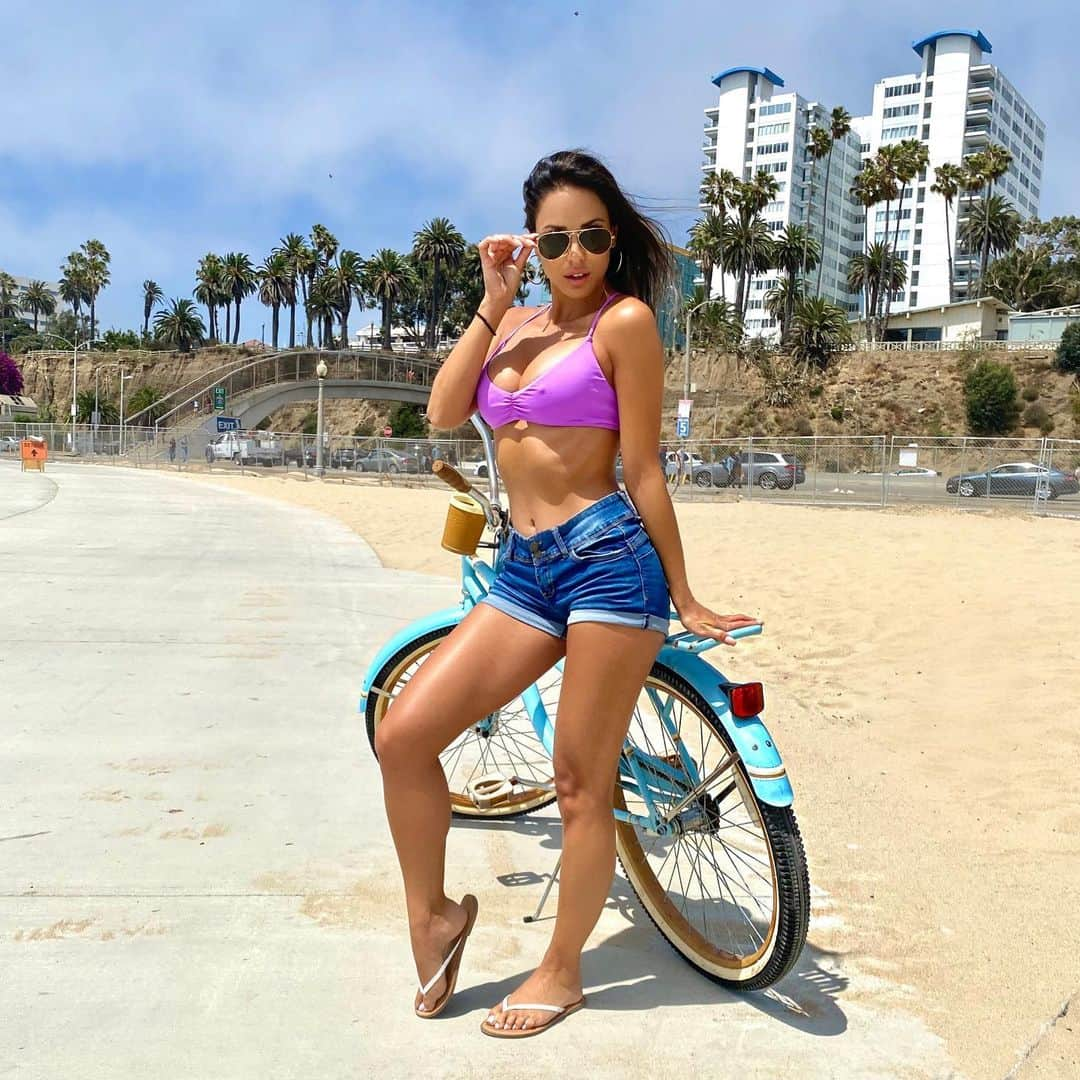 Melissa Risoさんのインスタグラム写真 - (Melissa RisoInstagram)「I am all about that beach life! 🏖 #beach #beacgirl #summer #beachcruiser #bikeriding」7月27日 14時42分 - melissariso