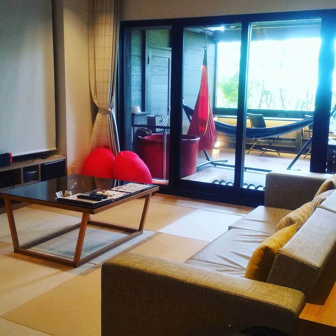 のインスタグラム：「こんにちは(*^^*) 島原温泉ホテル南風楼でございます(^^) ・ 今日は、またまた雨となりました☂️ ・ 楽しい楽しい、夏休み🎶🎶 ・ 大人数での、旅行に～(*´∀｀) 一部屋限定。 コンセプトルームのご紹介(^^) ・ 広いリビングと、テラス。 ・ 朝の支度も混み合わないように、 洗面台もお手洗いも、２つあります。 ・ ワイワイ、楽しい思い出を、 ぜひ、南風楼で(*´∀`)♪ ・ 明日は、コンセプトルーム、 和室タイプのご紹介です(^-^) ・ #九州 #長崎 #島原 #雲仙 #島原温泉 #温泉 南風楼 #ホテル南風楼 #楽しい #最高 #カップル #女子会 #インスタ映え #家族旅行 #旅行 #日帰り旅行  #onsen #happy #travel #nagasaki  #青空 #夏 #絶景 #家族 #夏休み  #海  #素敵な景色 #プール」