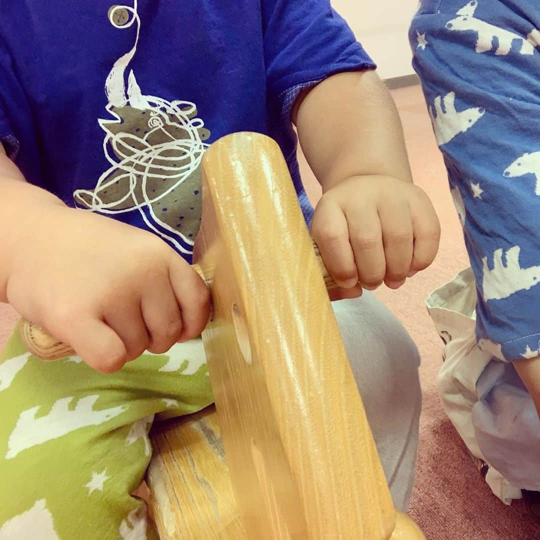 加藤千恵のインスタグラム：「こういうことするのも一瞬だろうからと言い訳し、ついにペアコーデにも手を出しはじめてしまった。。。しかし子どもが男児なのはまだよかったのかもしれない。女児なら洋服代で破産してたと思う。ブックマークサイトが子ども服の検索で埋めつくされていく。。。」