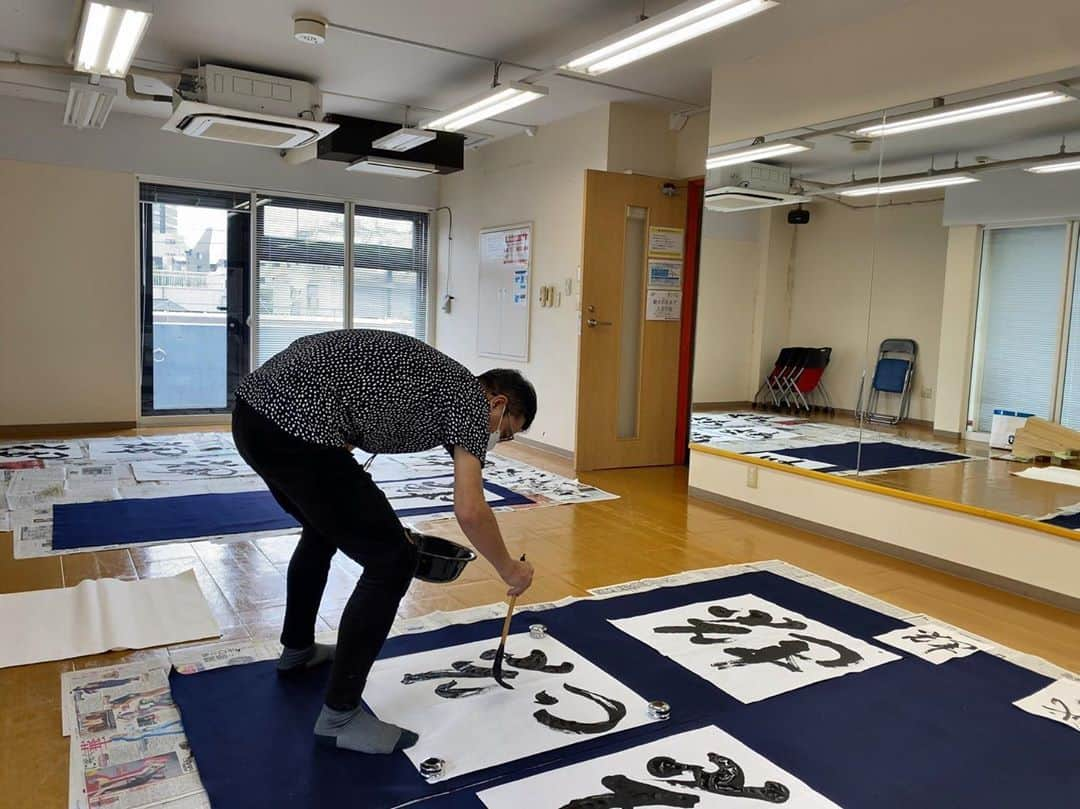 中山秀征さんのインスタグラム写真 - (中山秀征Instagram)「第37回産経国際書展が本日から開催となります❗️  私も作品を出品させていただいております！ 今年は「輝」の一文字を、大きく描きました。  お時間ある方、ぜひ覗いてみて下さい😊  第37回産経国際書展 7/27(月)〜8/2(日)@東京都美術館 入場料:500円  https://www.sankei-shokai.jp」7月27日 14時48分 - hidechan0731