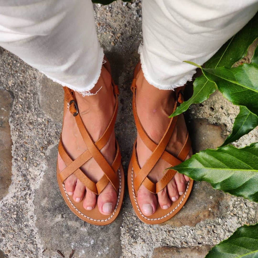 ラボッテガーディアンさんのインスタグラム写真 - (ラボッテガーディアンInstagram)「En route   Modèle Baltic ⛱️ Alié de choix pour passer l'été   #sandale #minimalfootwear #leathersandals #barefootshoes #barefootsandal #summersandals #flatsandal #handmadefootwear #frenchheritage #savoirfaire #modedurable #modeéthique #artisanatfrancais #artisanatdartfrancais  #labelepv #madeinfrancewithlove」7月27日 14時49分 - labottegardiane