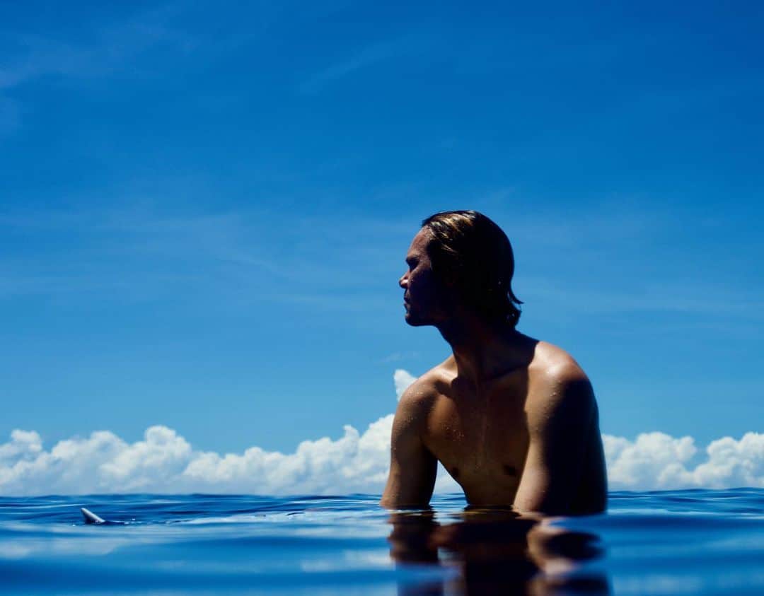 ジョーディ・スミスのインスタグラム：「Crystal clear water with not a breath of wind. @oneillusa 📷 @morganmaassen」