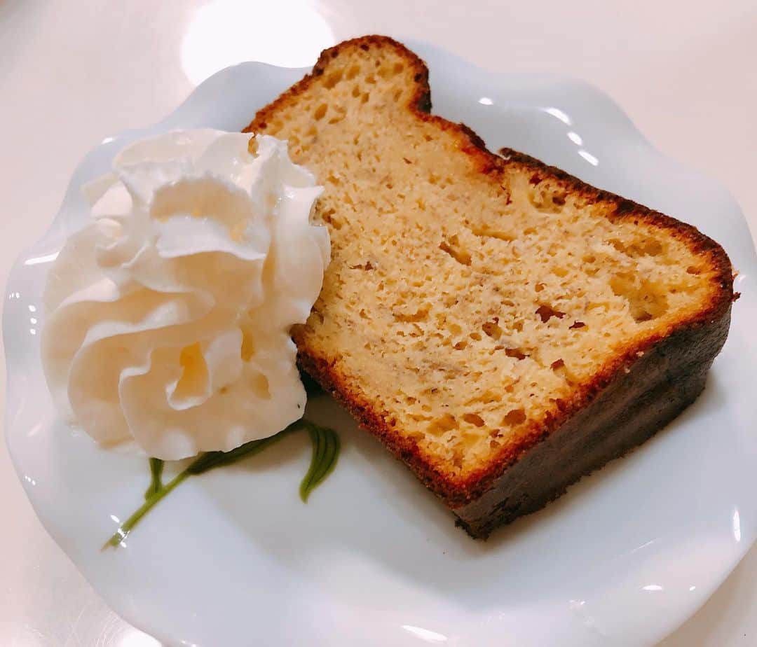石原詢子さんのインスタグラム写真 - (石原詢子Instagram)「パウンドケーキ、作ってみました  #バナナケーキ  #手作りケーキ #パウンドケーキ #生クリーム #石原詢子」7月27日 15時07分 - junko_ishihara.official