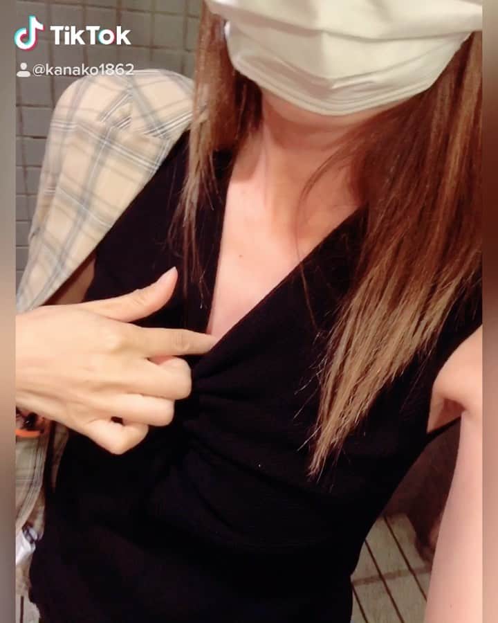 のインスタグラム：「【お酒の練習🍸❤✨】  コロナの時期からお酒の練習をスタートしてて、やっと！コップ2杯くらいなら お酒(カクテル、サワー)飲めるようになりました🤭💕💕  でも全身全て真っ赤になるから、、、  トイレの冷たい壁で ちょくちょく火照った身体を 冷やしに来てます。。笑♡♡  弱いのわかってて 無理はしてないので大丈夫です❤  #交流会 #お酒の練習 #全身真っ赤タイプ #お酒飲めるようになりたい #トイレの壁で冷やす #引き続き交流会頑張ります♡♡ #ティックトック動画 #sexy」