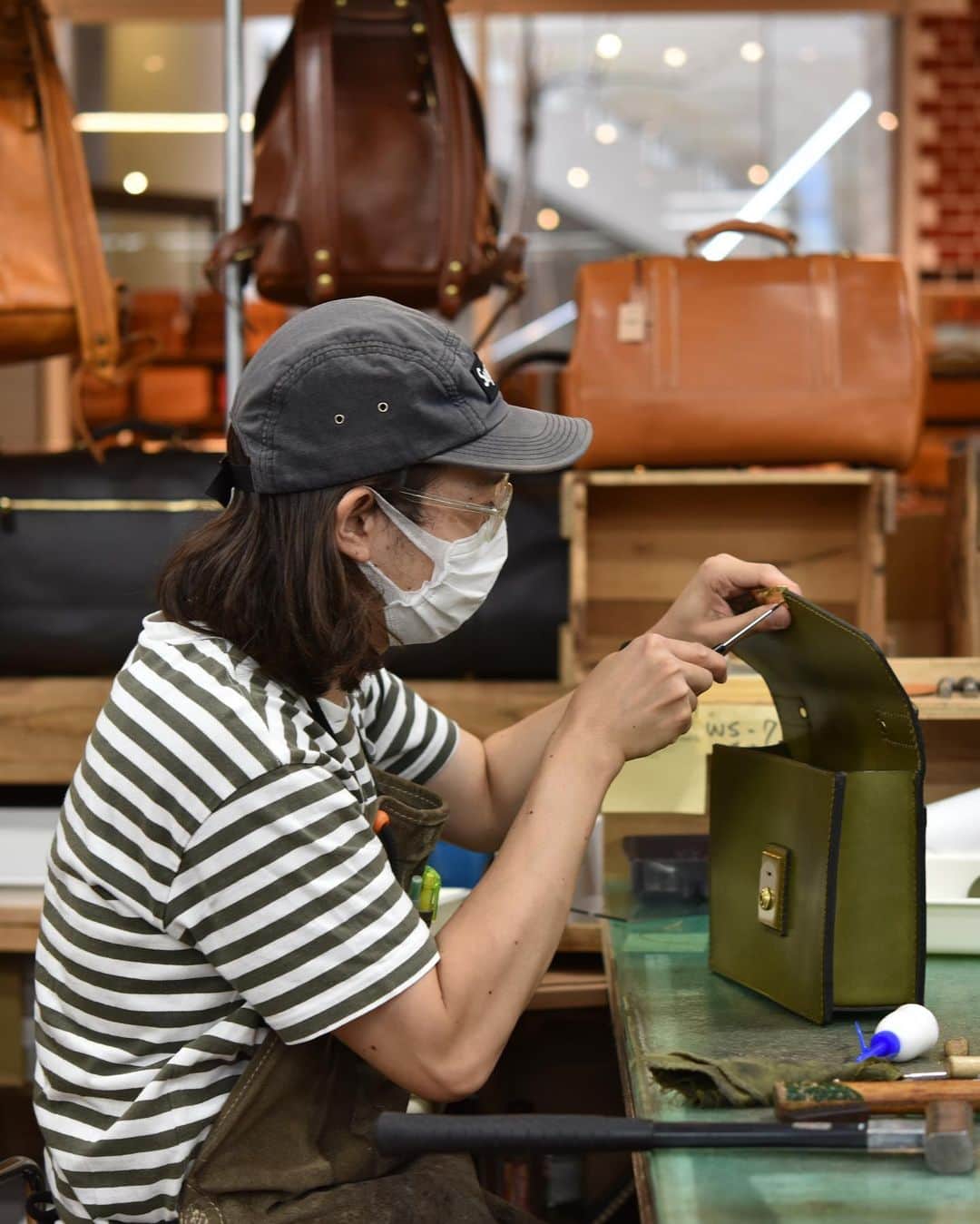 HERZ ヘルツさんのインスタグラム写真 - (HERZ ヘルツInstagram)「#ヘルツのメモランダム﻿ ﻿ #日常風景﻿ #HERZ﻿ #ヘルツ﻿ #herzbag﻿ #革鞄﻿ #leather﻿ #レザー﻿ #革製品﻿ #leatherbag﻿ #日本製﻿」7月27日 15時20分 - herz_bag